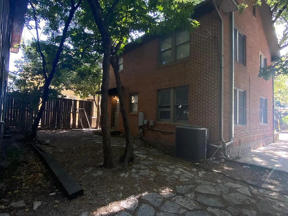 2714 Whitis Ave #B