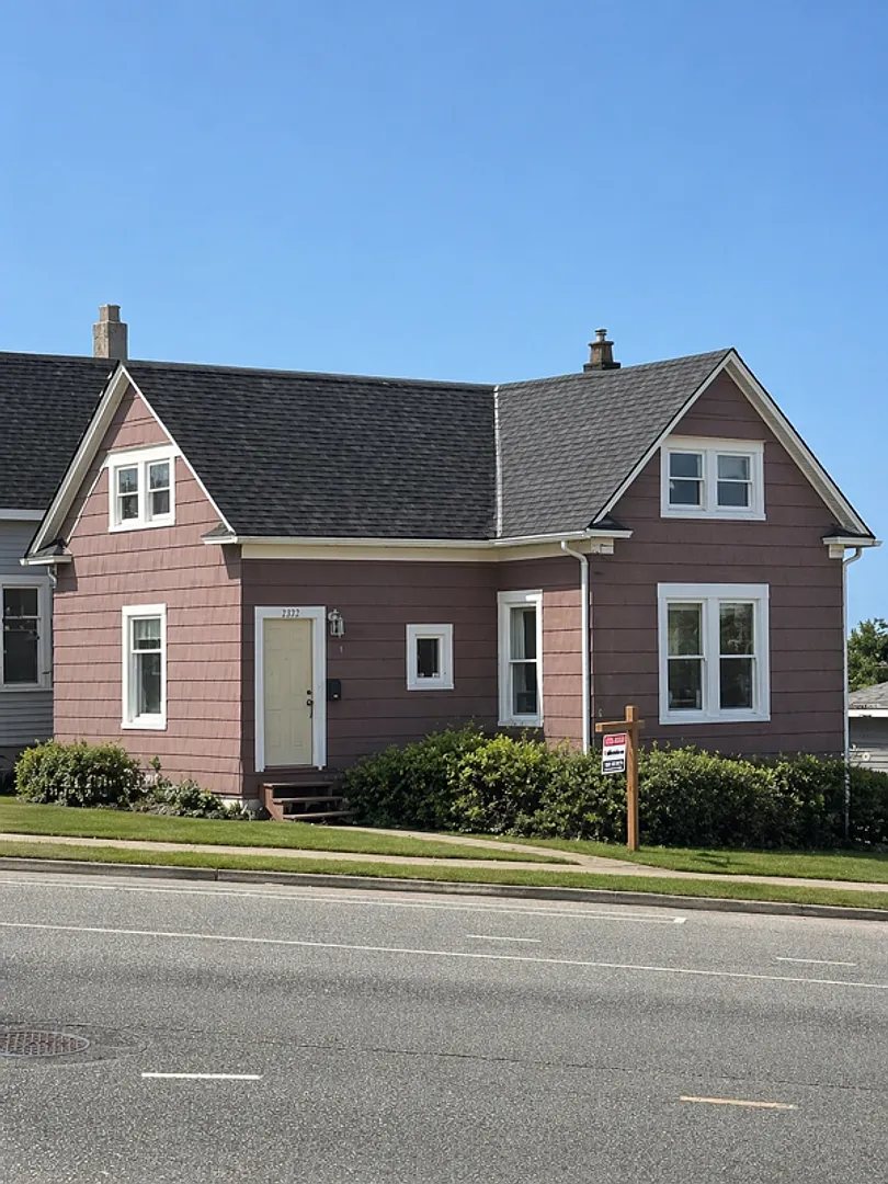 Limited-Time Offer: $25 Application Fee, Apply Today! 5-bedroom, 2 bath home available in York ne... — Photo 1