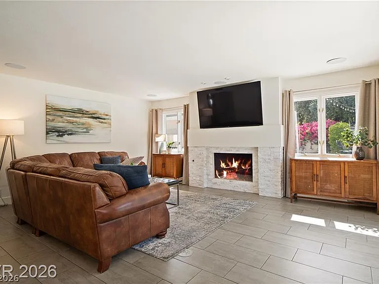 2233 Versailles Ct — Photo 15