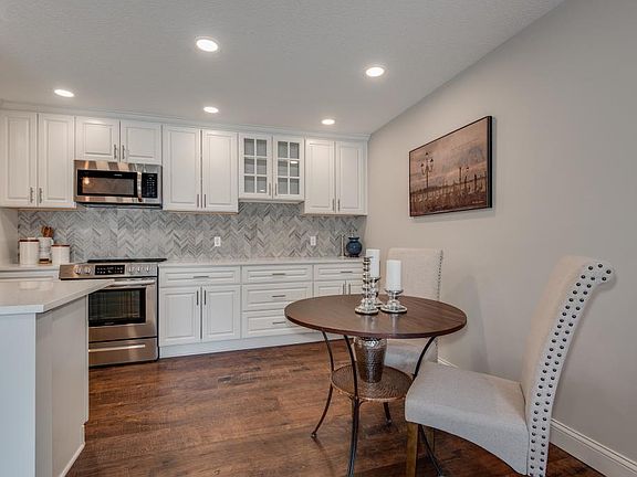 4th image of 205 Barry Ave S APT 205