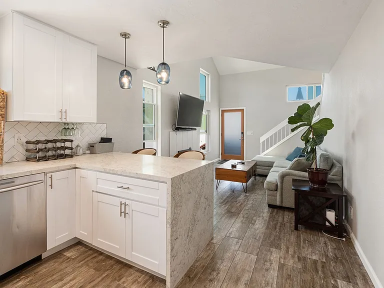 735 Verona Ct — Photo 4