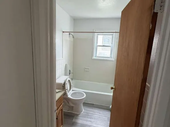 2240 E Main St APT 1D, Bridgeport, CT 06610