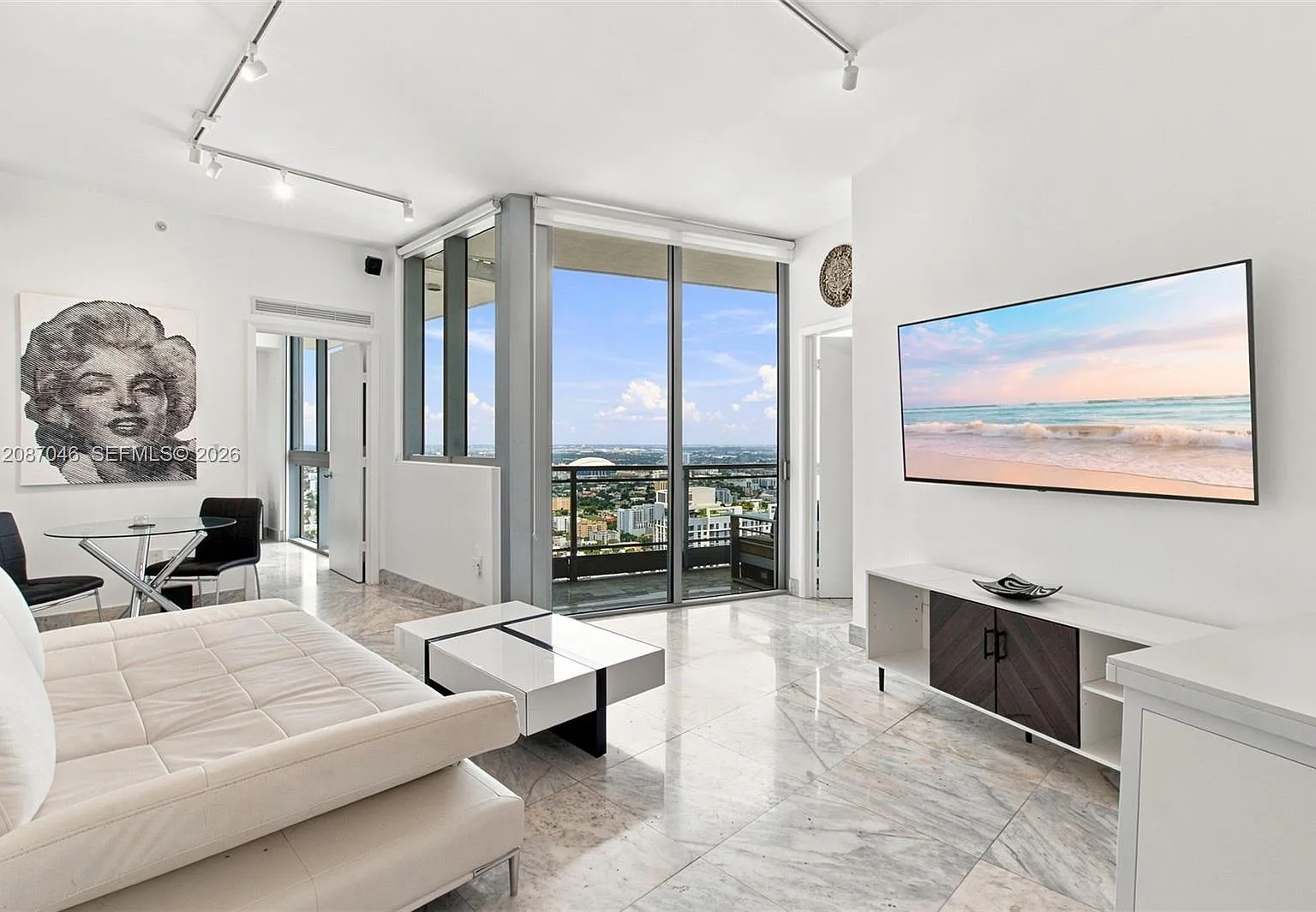 Mint Condo — Photo 1