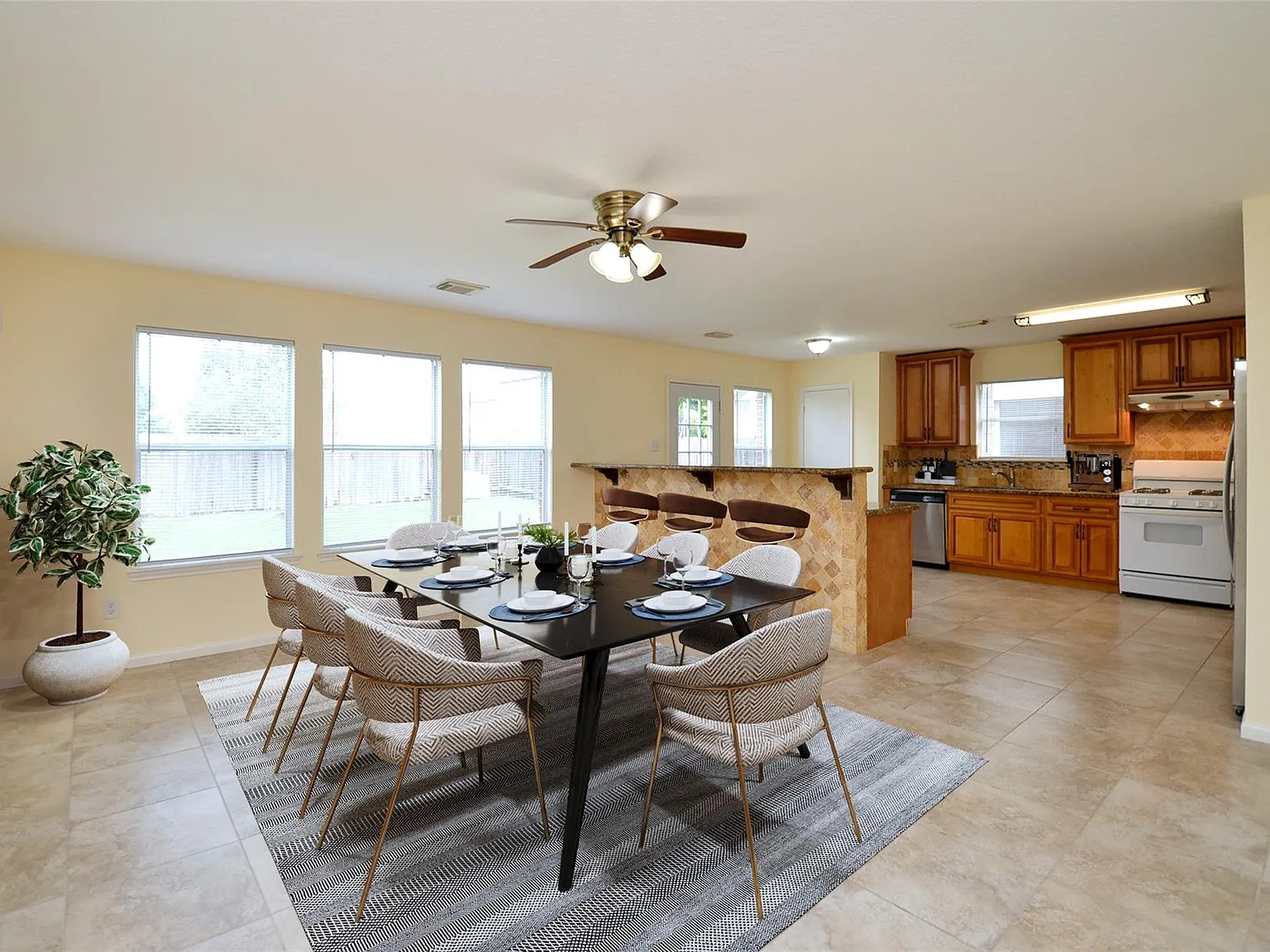 4 bed, 2.5 bath, 2458 sqft, $2,150 — Photo 4