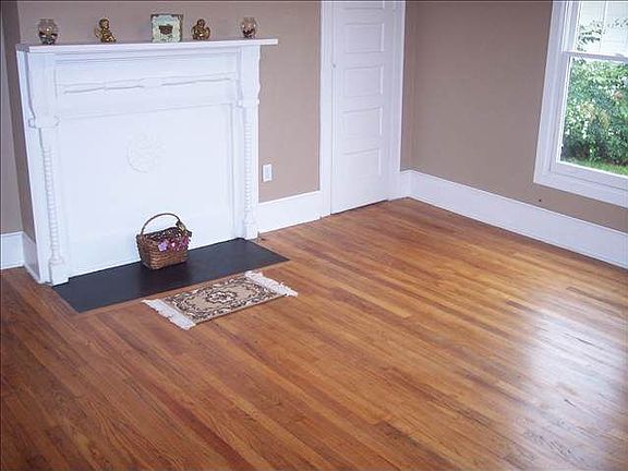 large bedroom with nice hardwood floors approx 14x14'