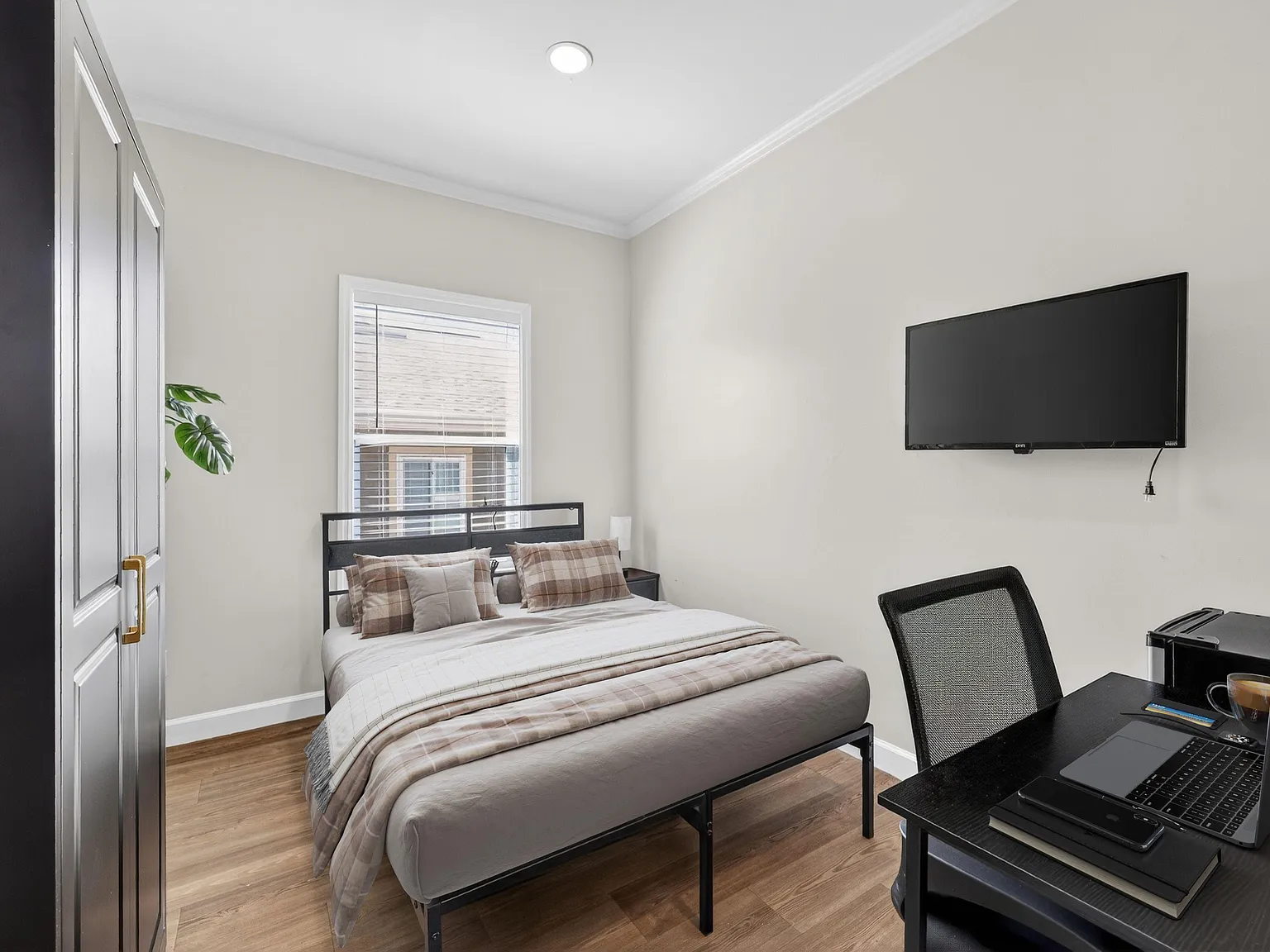 4 bed, 3.0 bath, 1900 sqft, $957 — Photo 1