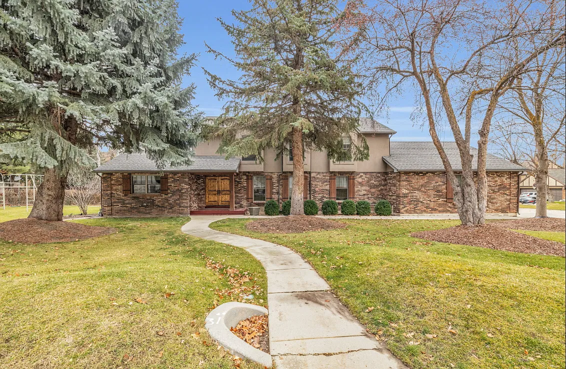 5 bed, 3.5 bath, 5000 sqft, $5,000 — Photo 1