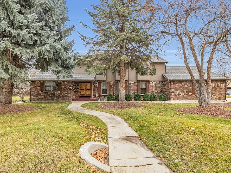2352 E Royal Ln