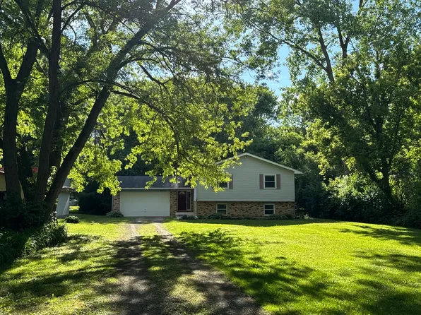 8421 Hickory Nut Grove Rd, Cary, IL 60013