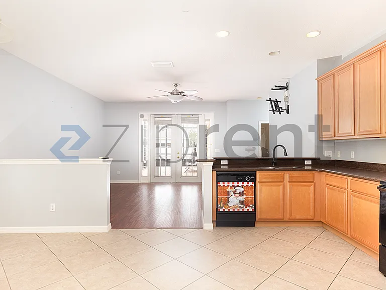 1933 Varick Way — Photo 6
