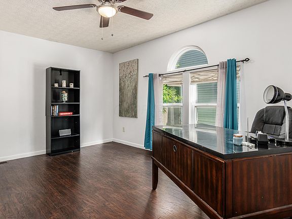 4th image of 1400 Hafton Woods Dr