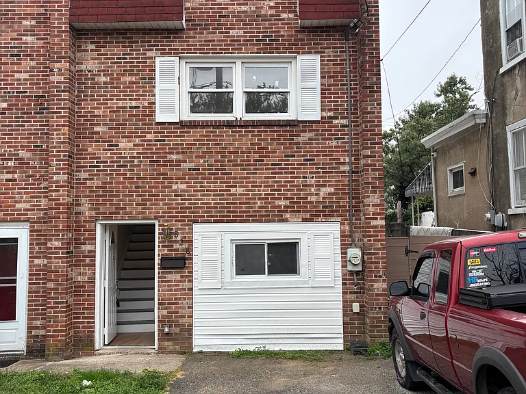 828 George St — Photo 1