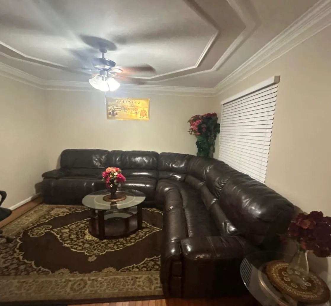 4 bed, 2.5 bath, 1946 sqft, $3,400 — Photo 2