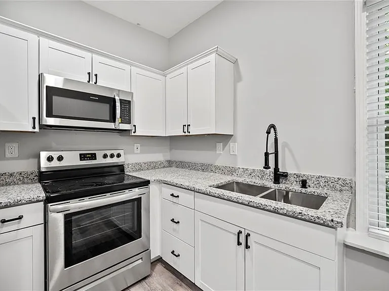 1126 Briarcliff Pl NE #1 — Photo 7