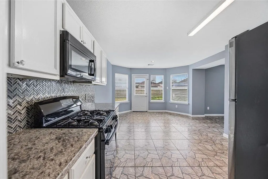 3 bed, 2.5 bath, 2293 sqft, $2,000 — Photo 4