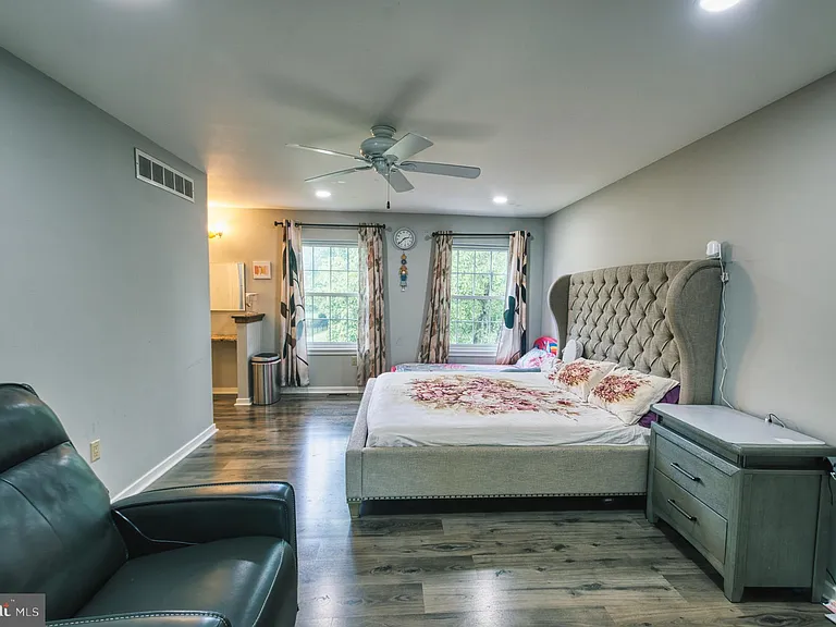 139 Mallard Dr W — Photo 33
