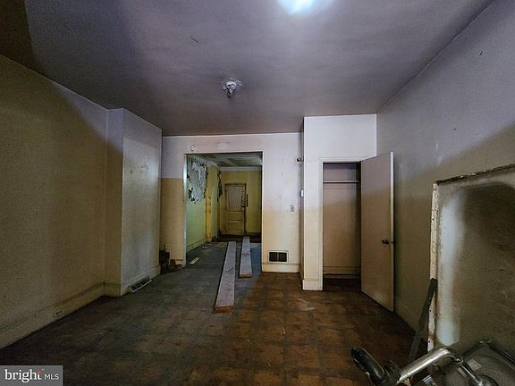 5th image of 2408 Lauretta Ave