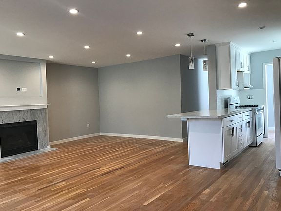 2nd image of 2070 Valparaiso Ave