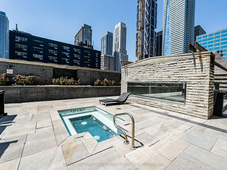 33 Charles St E #4008 — Photo 24