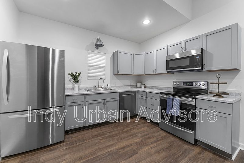 1st image of 1450 Woodlawn Ave