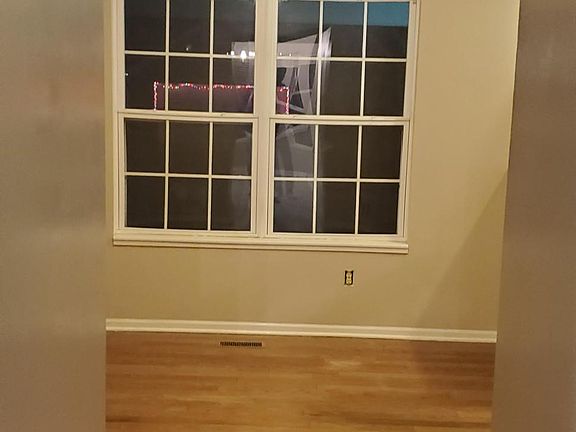 4th image of 721 Woodcote Ln