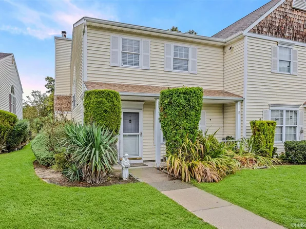 6 Fox Path, Coram, NY 11727