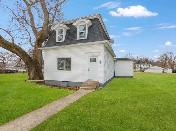 206 S Walnut St, Wenona, IL 61377