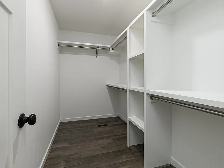 800 E Crew Dr — Photo 16