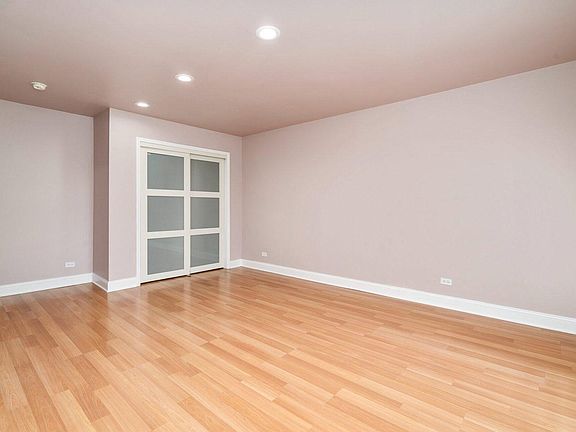 4th image of 2210 Country Club Dr APT 25C