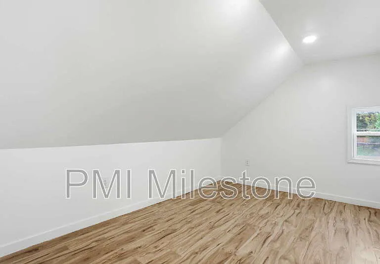 316 N High St — Photo 17