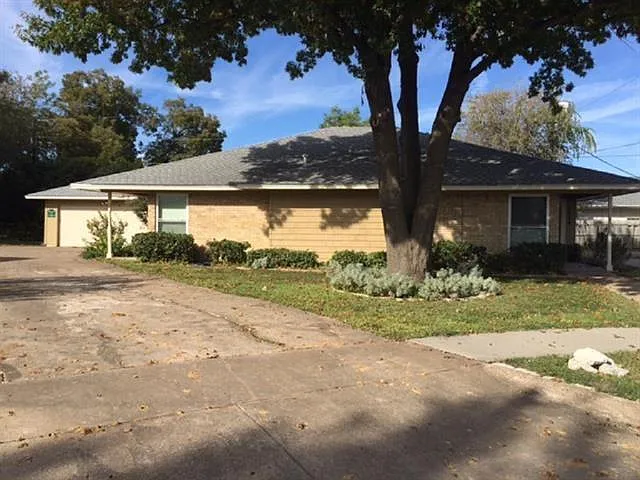 2430 Lakeview Cir — Photo 2