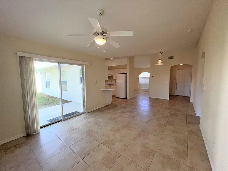 419 SW Meadow Ter — Photo 9