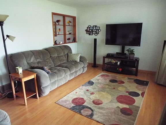 4th image of 506 Lawrence Ave