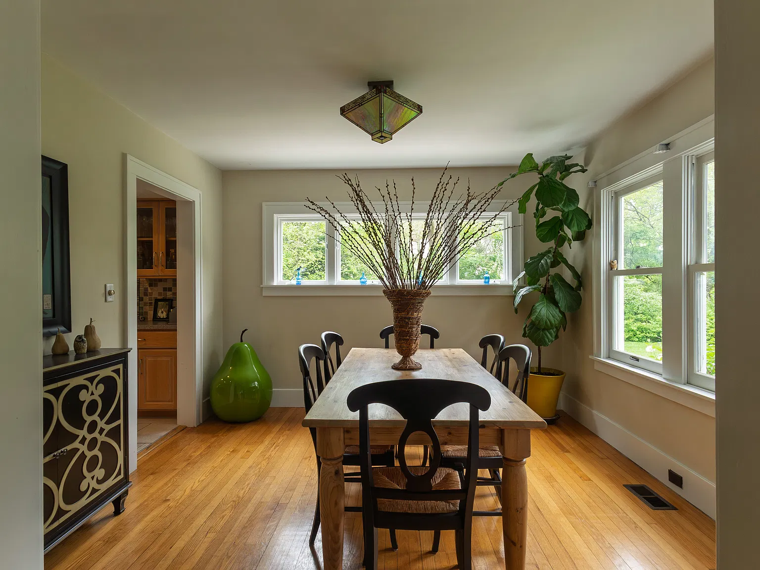 3 bed, 1957 sqft, $2,500 — Photo 2