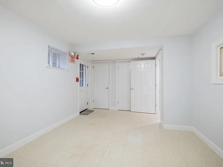 711 Lamberton Dr — Photo 49