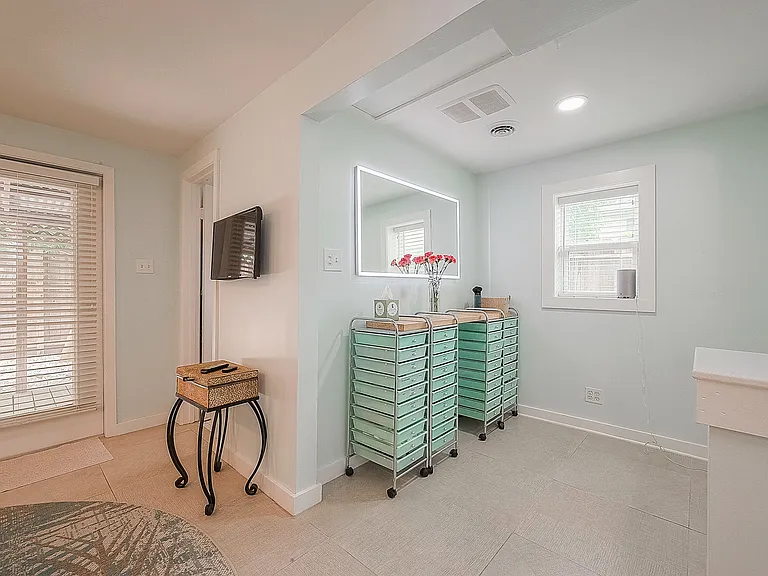 2415 1/2 Rosamond St — Photo 15