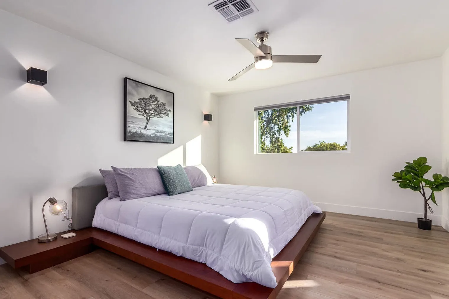 5 bed, 4.0 bath, 4090 sqft, $12,015 — Photo 4
