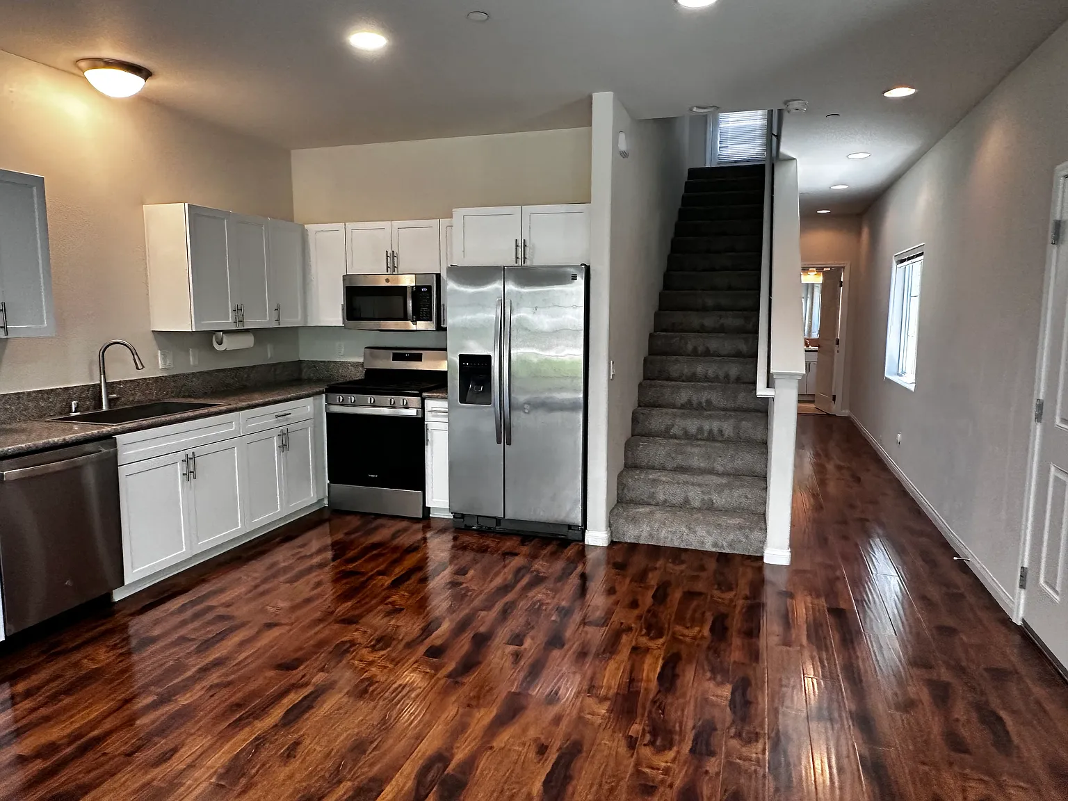 3 bed, 2.5 bath, 1675 sqft, $3,975 — Photo 4