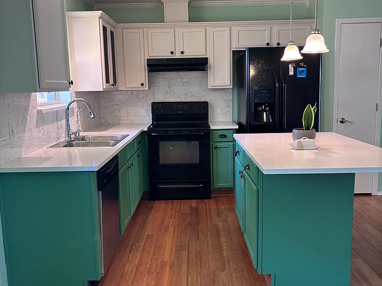 209 E Gail Ln — Photo 2