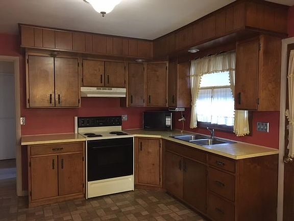 3rd image of 24 Earl Stoyer Dr