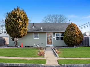 40 Somerset Rd E, Amityville, NY 11701