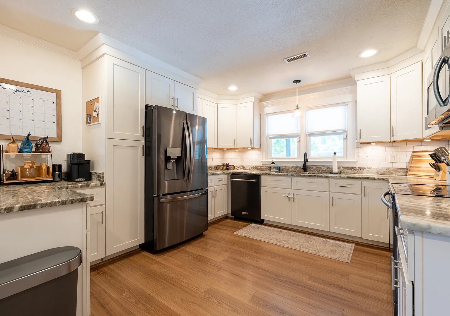 3 bed, 1042 sqft, $2,300 — Photo 4