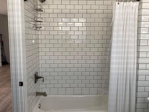 5th image of 514 1/2 S School St