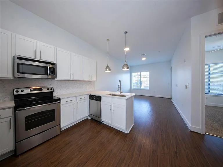 Rise Lakeview — Photo 10