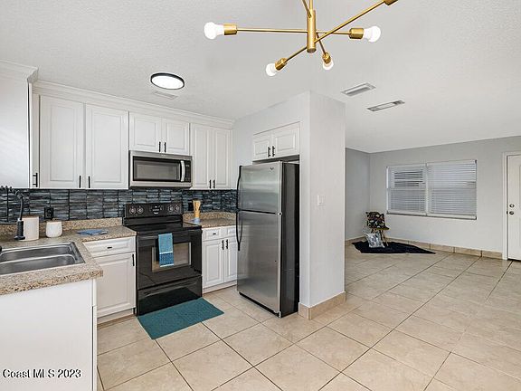 3rd image of 1031 Park Dr #14
