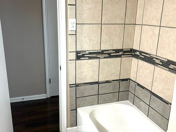 5th image of 101 Honeysuckle St