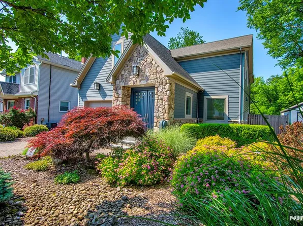 61 Surrey Ln, Bergenfield, NJ 07621