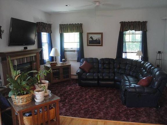 Family room w/fireplace