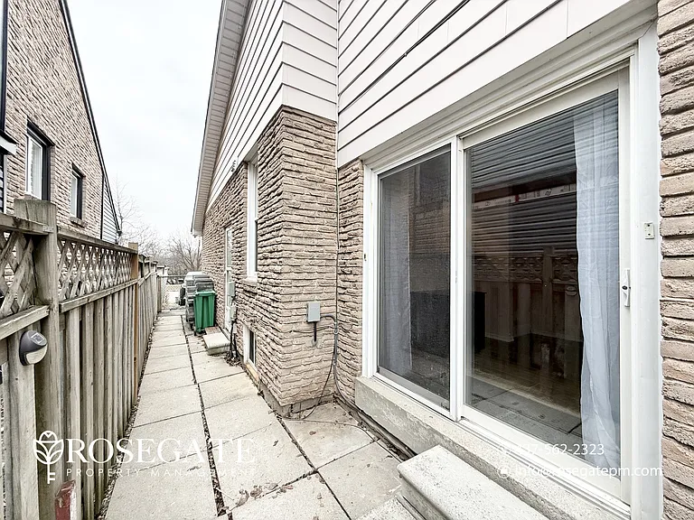 114 Centre St N #B — Photo 17