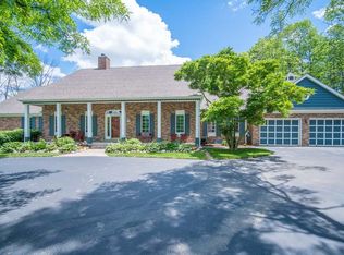 W160N8218 Pine Tree Ct, Menomonee Falls, WI 53051